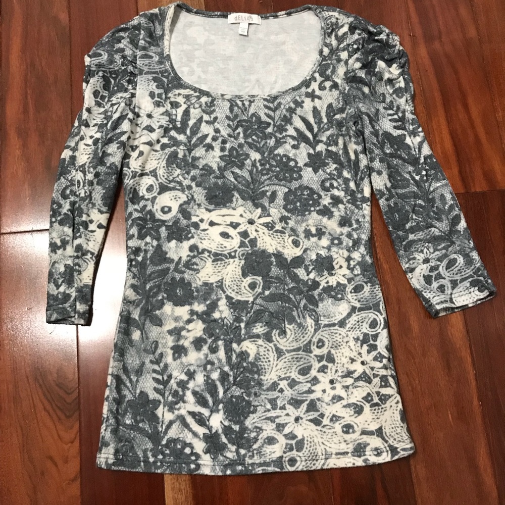 delias ruffle shoulder top XS
